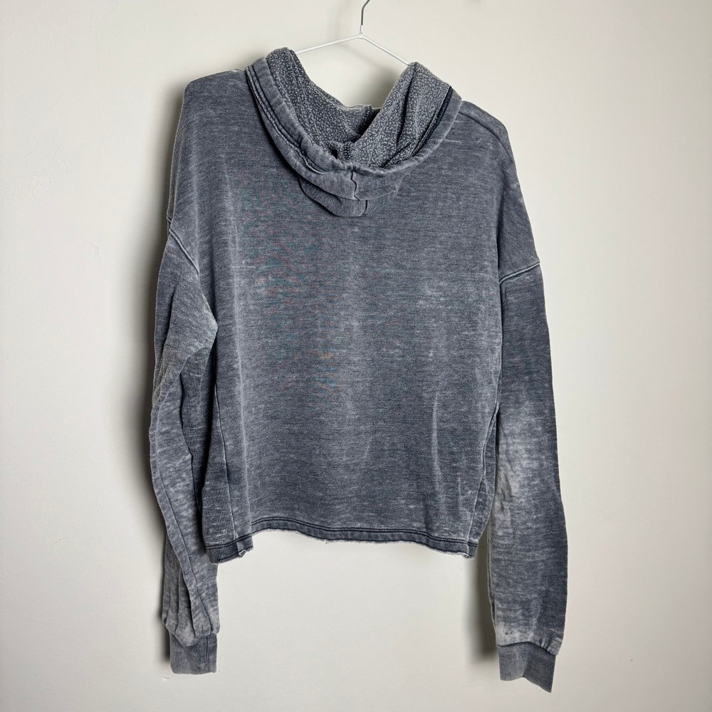 Colsie Women Medium Gray Acid Wash Cropped Hoodie Sweatshirt Raw Hem Lounge - Picture 6 of 6